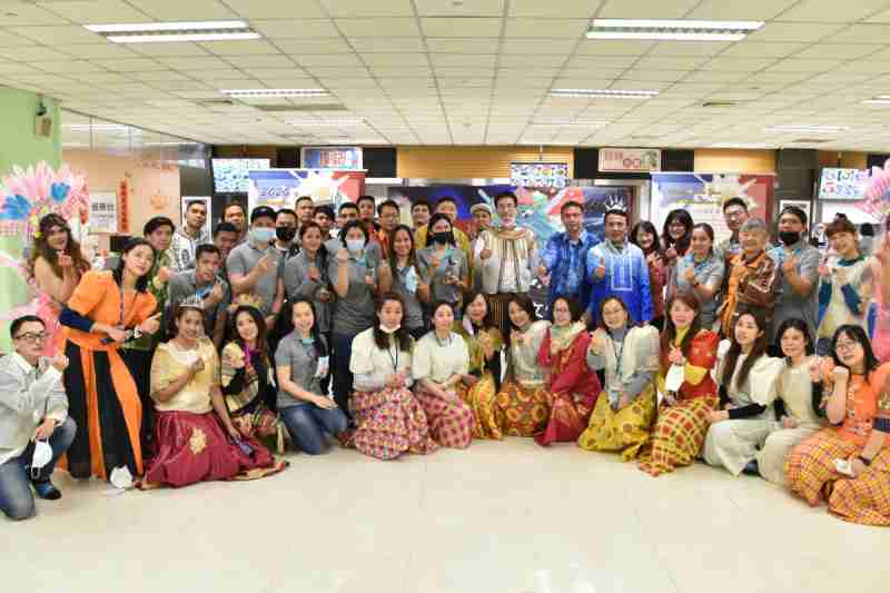 友達推動「安心、、創新、、、、用心、、、同心、、盡心」五星職旅，，，為菲籍員工打造全方位照護，，，，首度贏得「人權實踐與發展領袖獎」殊榮