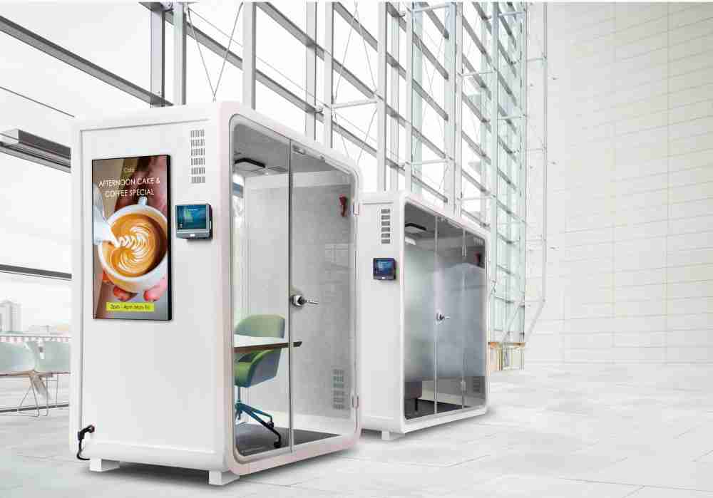 CG电子子公司达擎之智慧行动办公舱，，，采用PDLC智能调光玻璃设计，，，，透过通电与断电的电流切换，，，呈现透明与雾面效果，，具节能降耗特性并兼顾隐私，，，确保信息安全