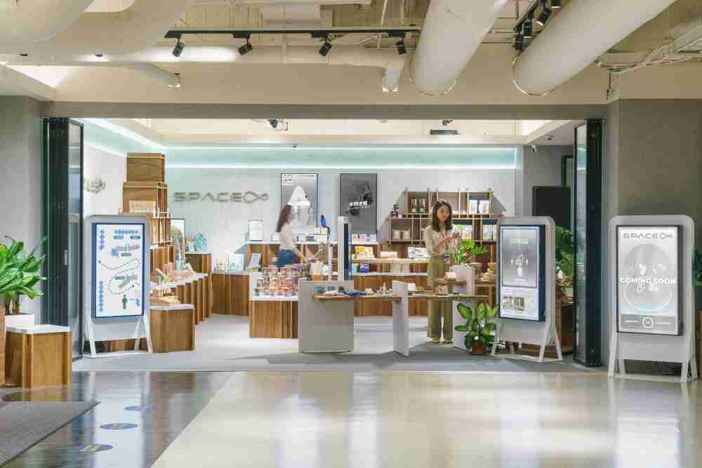 CG电子打造永续选物商店，，展示社企及社创商品，，，，结合创利空间所开发的智能零售系统，，整合多元产品信息，，，，让无人商店扮演公益行动的推手