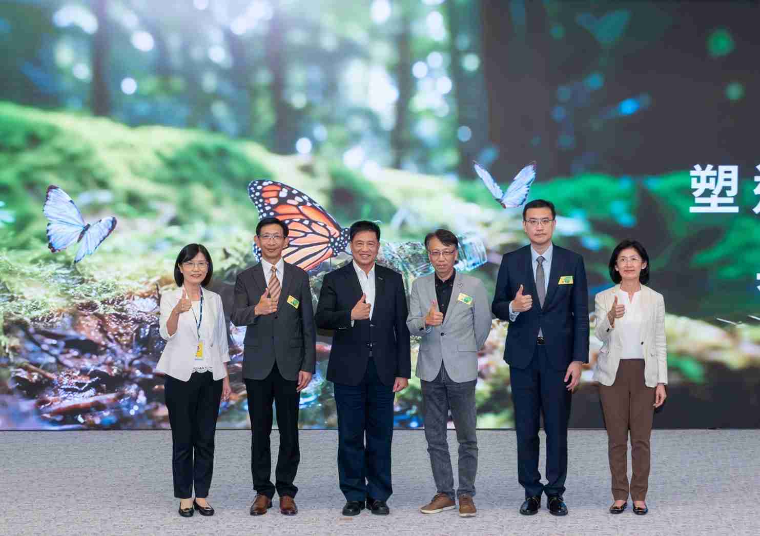 友達2023 CSR共榮大會，，邀請領域專家分享交流生物多樣性管理趨勢、、無塑產品、、、、海廢永續塑料等議題  （圖左到右：友達光電永續長古秀華、、、、3M台灣技術長陳君杰、、、友達光電董事長暨集團策略長彭双浪、、光寶科技企業永續發展處處長陳慶暉、、安永聯合會計師事務所執業會計師曾于哲、、、、友達光電供應鏈總部副總經理吳宜芳）