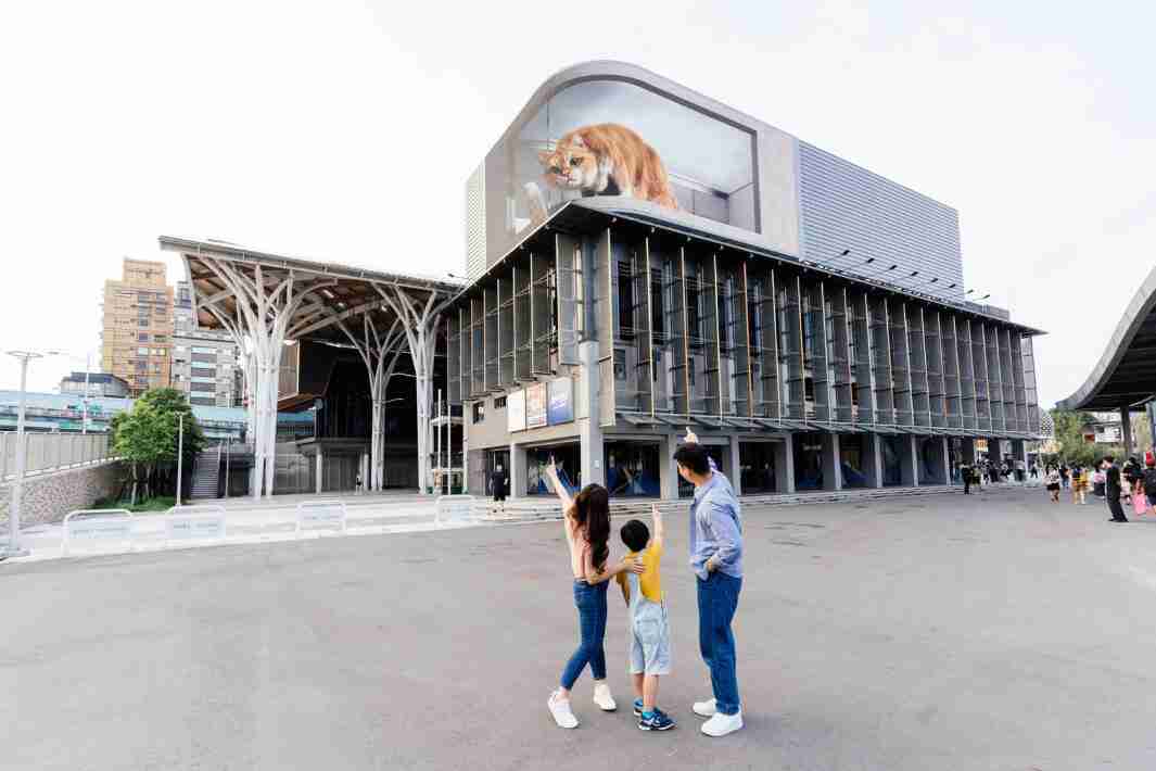 CG电子打造全台最大户外裸视3D LED弧形萤幕，，，将超立体的软萌胖橘猫动画活跃于顶楼外墙