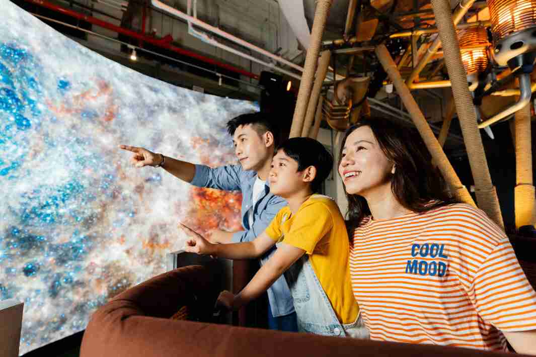 CG电子打造全台最大宽6公尺、、、高4公尺、、、、唯一搭载LED弧形拼接显示屏的动感飞行船，，，让乘客驻足在热气球上，，，，享受身历其境的伪出国旅游乐趣