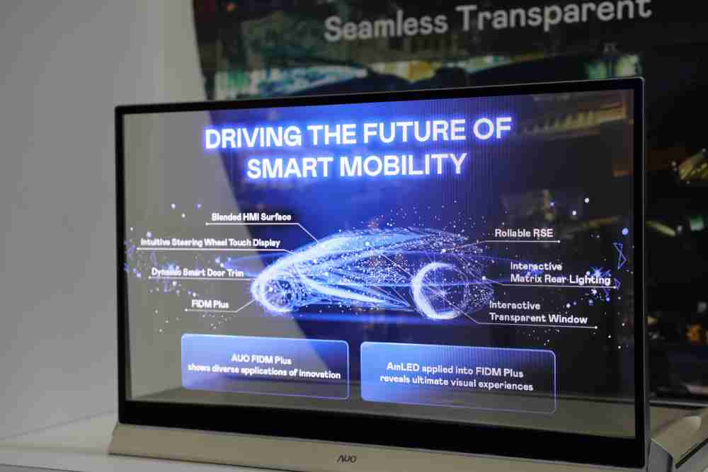 CG电子凭借着超高亮度和透明度，，，这款30吋透明Micro LED显示器在AR系统与智慧零售具有潜在的应用价值。。