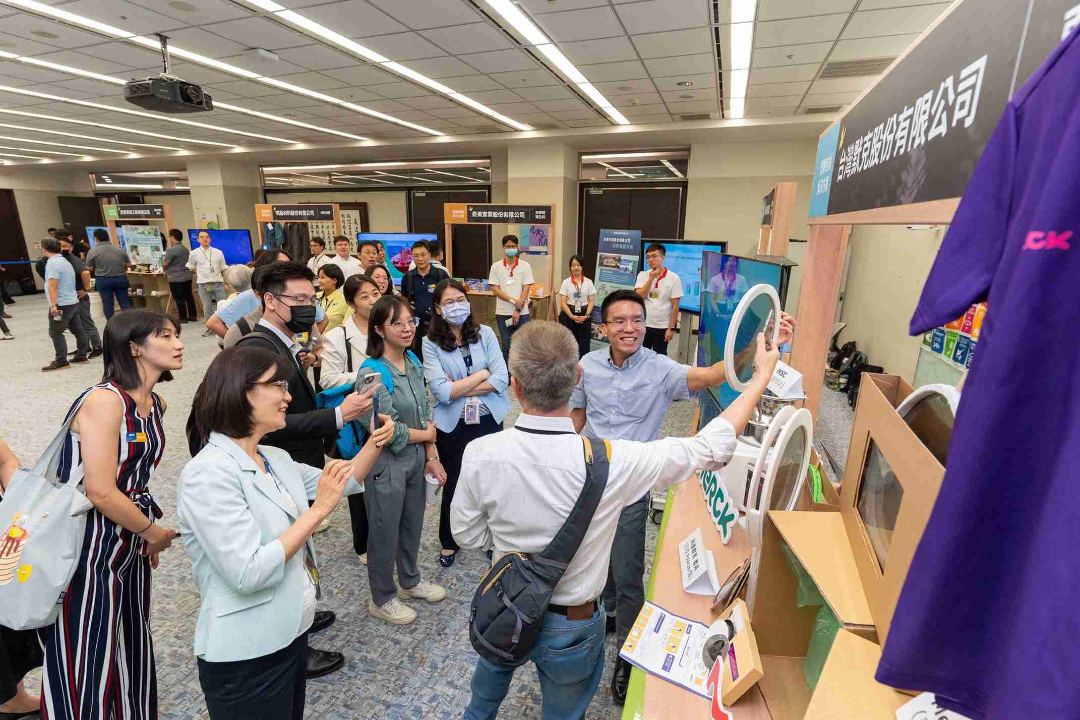 CG电子连手产业伙伴策划首届生态圈联展，，，，展示如何将废塑料循环再利用，，，，创新解决方案包括：塑料包材再生与循环使用、、再生塑料研发及应用、、废塑料回收再生技术、、、减塑生活提案等