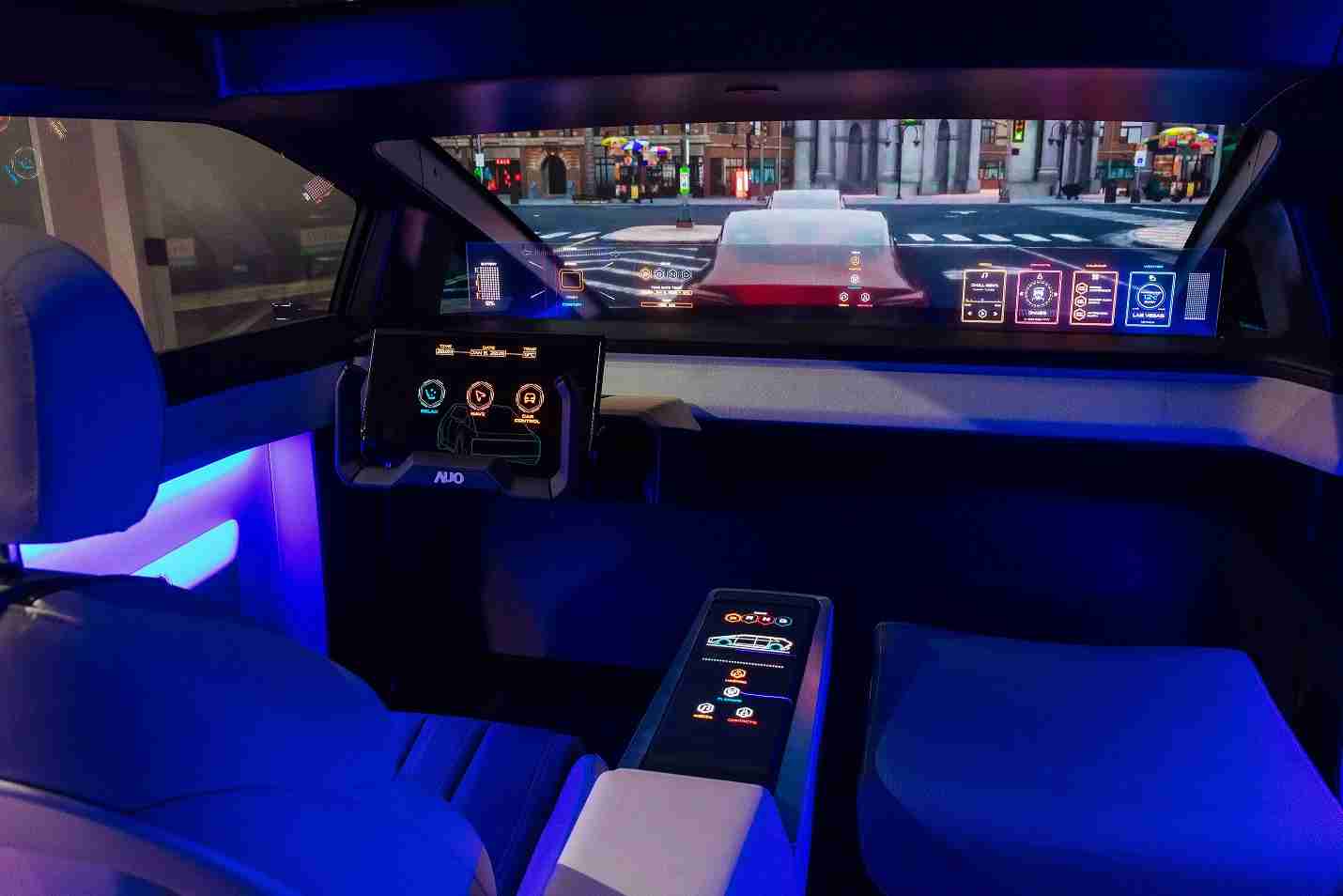 CG电子连续四年入围科睿唯安全球百大创新机构，，专利布局科技与绿色创新前沿。。。。图为CG电子发挥先进显示科技Micro LED多元尺寸与型态应用优势所打造之智能车舱；同时，，CG电子已于全球累积取得4500件节能减碳相关的专利证书，，当中2024年Micro LED年度获证量占比已超过8成